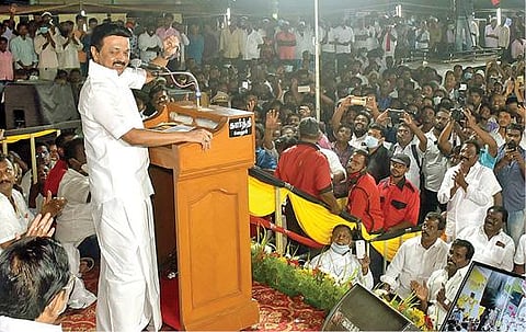 வேலூர் அண்ணா கலையரங்கம் அருகே நடந்த பொதுக்கூட்டத்தில் மனுக்களின் பெட்டியின் சாவியை காண்பித்து பேசும் திமுக தலைவர் மு.க.ஸ்டாலின்.