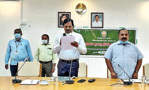 மகாத்மா காந்தி நினைவு தினத்தையொட்டி, திருப்பத்தூர் மாவட்ட ஆட்சியர் சிவன் அருள் தலைமையில் தீண்டாமை உறுதிமொழி ஏற்ற அரசு அலுவலர்கள். அடுத்த படம்: ராணிப்பேட்டை மாவட்ட ஆட்சியர் கிளாட்ஸ்டன் புஷ்பராஜ் தலைமையில் தீண்டாமை உறுதிமொழி ஏற்ற அரசு அலுவலர்கள். கடைசிப்படம்: வேலூர் மாவட்ட காவல் கண்காணிப்பாளர் செல்வகுமார் தலைமையில் தீண்டாமை உறுதிமொழியை ஏற்ற காவல் துறையினர், அமைச்சுப் பணியாளர்கள்.