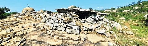 ஜவ்வாதுமலையில் உள்ள கள்ளிப்பாறை கிராமத்தில் காணப்படும் பெருங்கற்கால நினைவு சின்னங்கள்.