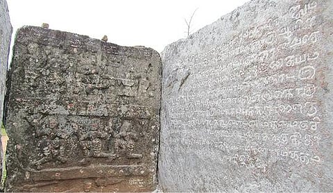 தாளவாடியை அடுத்த தொட்ட முதுகரையில், கண்டறியப்பட்ட 13-ம் நூற்றாண்டு நடுகல் கல்வெட்டுகள்.