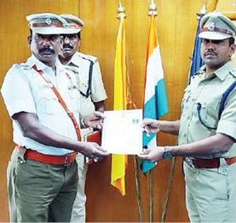 கிருஷ்ணகிரி மாவட்டத்தில் சிறப்பாக பணியாற்றும் காவல் அலுவலர்களை மாவட்டக் காவல் கண்காணிப்பாளர் பண்டி கங்காதர் பாராட்டி, சான்றிதழ்கள் வழங்கினார்.