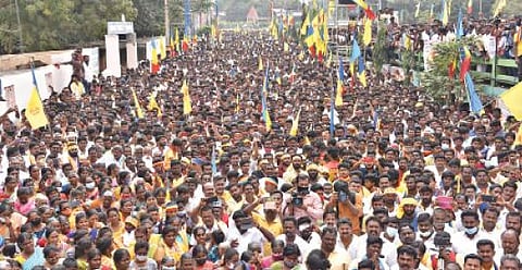 வன்னியர்களுக்கு 20 சதவீதம் இட ஒதுக்கீடு வழங்கக் கோரி சேலம் ஆட்சியர் அலுவலகம் முன்பு ஆர்ப்பாட்டத்தில் ஈடுபட்ட பாமகவினர். படம்: எஸ்:குரு பிரசாத்.