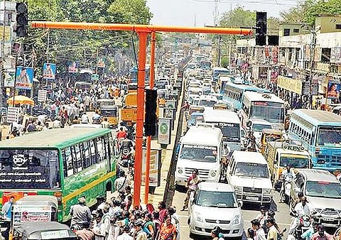 போக்குவரத்து நெரிசல் மிகுந்து காணப்படும் மதுரை கோரிப்பாளையம். கோப்பு படம்