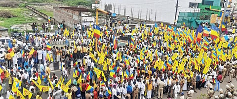 விழுப்புரம் ஆட்சியர் அலுவலகம் எதிரே பாமக சார்பில் மக்கள் திரள் போராட்டம் நடைபெற்றது.