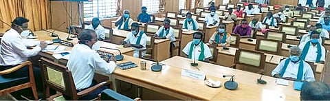 விழுப்புரம் ஆட்சியர் அலுவலகத்தில் ஆட்சியர் அண்ணாதுரை தலைமையில் விவசாயிகள் குறைதீர்கூட்டம் நடைபெற்றது.