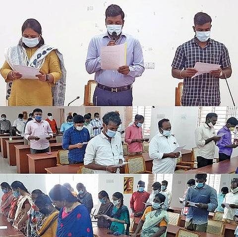 கள்ளக்குறிச்சி ஆட்சியர் அலுவலகத்தில் தீண்டாமை உறுதிமொழி எடுத்துக் கொள்ளும் அரசு ஊழியர்கள்.