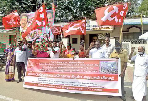 வேளாண் சட்டத்திருத்த மசோதாவை திரும்பப் பெறக் கோரியும், புதுடெல்லியில் நடந்த விவசாயிகள் பேரணியில் துப்பாக்கி சூடு நடத்திய காவல் துறையினரை கண்டித்தும், வேலூர் தலைமை தபால் நிலையம் முன்பாக ஆர்ப்பாட்டத்தில் ஈடுபட்ட இந்திய கம்யூனிஸ்ட் கட்சியினர். படம்:வி.எம்.மணிநாதன்.