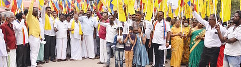 கல்வி, வேலைவாய்ப்பில் வன்னியர்களுக்கு 20 சதவீத தனி இடஒதுக்கீடு வழங்க வலியுறுத்தி திருநெல்வேலியில் ஆர்ப்பாட்டம் செய்த பாட்டாளி மக்கள் கட்சியினர். படம்: மு.லெட்சுமி அருண்