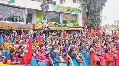 தூத்துக்குடி மாவட்ட ஆட்சியர் அலுவலகம் முன்பு அங்கன்வாடி ஊழியர்கள், உதவியாளர்கள் தர்ணா போராட்டம் நடத்தினர்.(வலது)நாகர்கோவிலில் ஆட்சியர் அலுவலகம் முன் தர்ணா நடைபெற்றது. படம்: என்.ராஜேஷ்