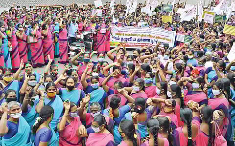 அங்கன்வாடி ஊழியர்கள், உதவியாளர்களை அரசு ஊழியராக்கி, காலமுறை ஊதியம் வழங்க வேண்டும் என்பதுள்ளிட்ட கோரிக்கைகளை வலியுறுத்தி நாமக்கல்லில் ஆர்ப்பாட்டத்தில் ஈடுபட்ட அங்கன்வாடிப் பணியாளர்கள்.