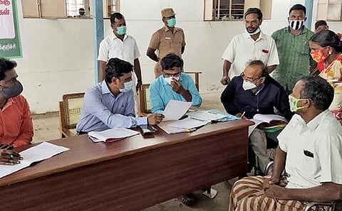 கள்ளக்குறிச்சியில் முதுகுத் தண்டுவடம் பாதித்த நபரிடம் நேர்முகத்தேர்வு நடந்தது.