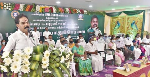 சேலத்தில் மத்திய கூட்டுறவு வங்கியின் 112-வது பொதுப்பேரவை கூட்டம் நேற்று நடைபெற்றது. இதில் தமிழ்நாடு மாநில மத்திய கூட்டுறவு வங்கி தலைவர் இளங்கோவன் பேசினார். அருகில் எம்எல்ஏ.க்கள் வெங்கடாசலம், மனோன்மணி, ராஜா, வெற்றிவேல், மருதமுத்து, சித்ரா உட்பட பலர் உள்ளனர். படம்: எஸ்.குரு பிரசாத்