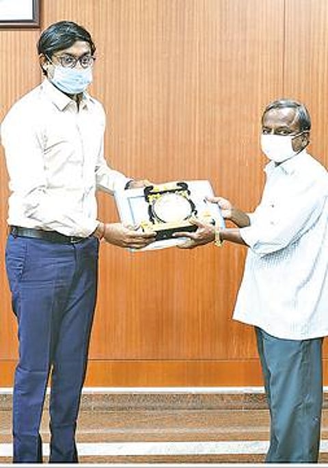 சிறந்த வாக்குச்சாவடி நிலை அலுவலருக்கான விருதை ஆளுநரிடம் பெற்றவருக்கு பாராட்டு