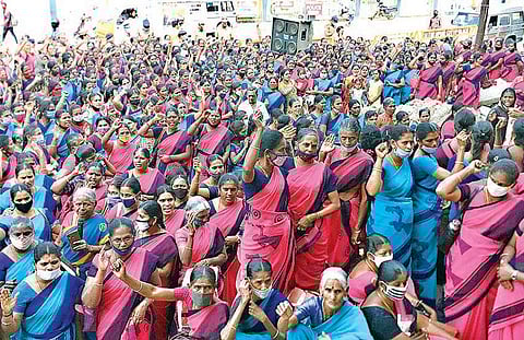 அரசு ஊழியர்களாக அறிவிப்பது உள்ளிட்ட கோரிக்கைகளை வலியுறுத்தி திருப்பூர், கோவையில் அங்கன்வாடி ஊழியர்கள் ஆர்ப்பாட்டம்