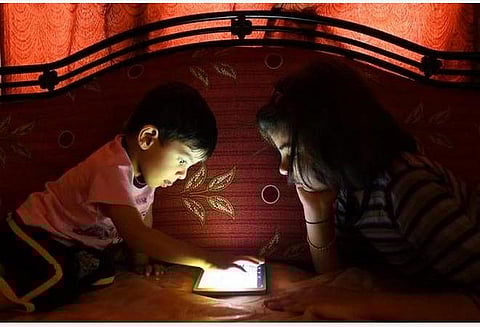 கிராமப்புற இந்தியாவில் ஸ்மார்ட்போன் வைத்திருக்கும் பள்ளி மாணவர்கள்: பொருளாதார ஆய்வு சொல்வது என்ன?