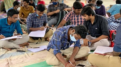 சிதம்பரம் ராஜா முத்தையா மருத்துவக் கல்லூரி மாணவர்களுக்கு போராட்டக் களத்தில் நடத்தப்பட்ட வகுப்புகள்.