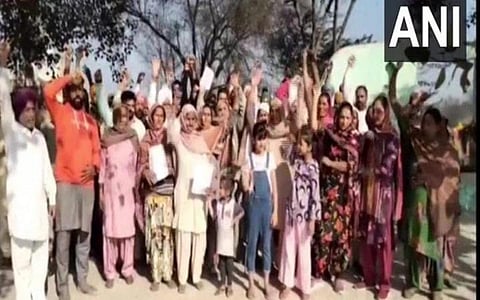 டெல்லி விவசாயிகள் போராட்டத்திற்கு செல்வதற்காக முடிவு செய்துள்ள பஞ்சாபின் பதிந்தா மாவட்டத்தைச் சேர்ந்த விர்க் குர்த் கிராம பஞ்சாயத்து மக்கள் | படம்: ஏஎன்ஐ