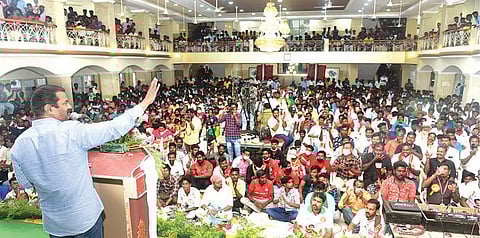 வேலூரில் நாம் தமிழர் கட்சி சார்பில் சட்டப்பேரவை தொகுதிகளில் போட்டியிட உள்ள வேட்பாளர்கள் அறிமுக கூட்டத்தில் பேசும் கட்சியின் தலைமை ஒருங்கிணைப்பாளர் சீமான். படம்:வி.எம்.மணிநாதன்.