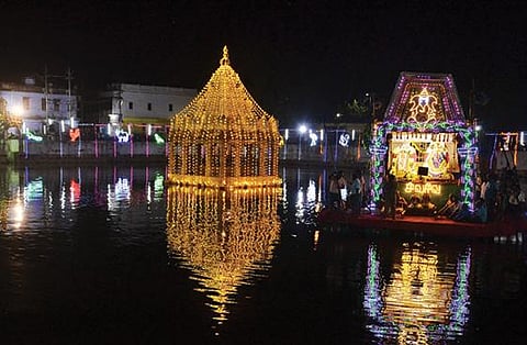 திருநெல்வேலி டவுன் நெல்லையப்பர் கோயில் தைப்பூச திருவிழாவில் நேற்று இரவு வெளித்தெப்பத்தில், சுவாமி, அம்பாளுக்கு தெப்பத்திருவிழா நடைபெற்றது. படம்: மு.லெட்சுமி அருண்.