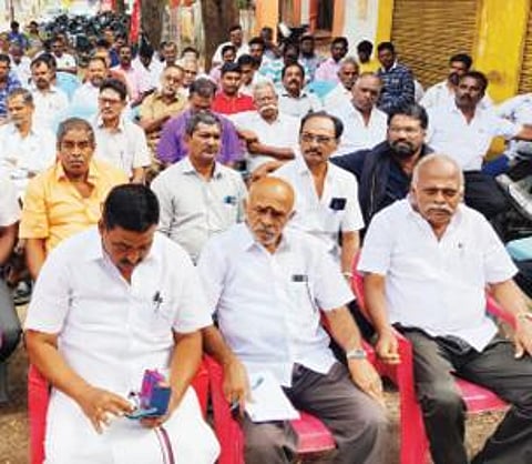 போக்குவரத்து சங்க கூட்டமைப்பு சார்பில் திருநெல்வேலி வண்ணார்பேட்டையில் உண்ணாவிரத போராட்டம் நடைபெற்றது. படம்: மு.லெட்சுமி அருண்