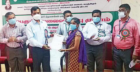 வேலைவாய்ப்பு முகாமில் தேர்வு செய்யப்பட்டவர்களுக்கு, ஆட்சியர் ஜான்லூயிஸ் பணி நியமன ஆணையை வழங்கினார்.