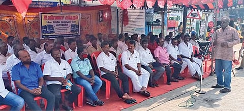 செங்கல்பட்டு அரசு போக்குவரத்துக் கழக பணிமனையின் முன்பு ஊதிய உயர்வு ஒப்பந்தம் தொடர்பான பேச்சுவார்த்தையை தொடங்க வலியுறுத்தி போக்குவரத்து தொழிலாளர்கள் உண்ணாவிரதப் போராட்டத்தில் ஈடுபட்டனர்.