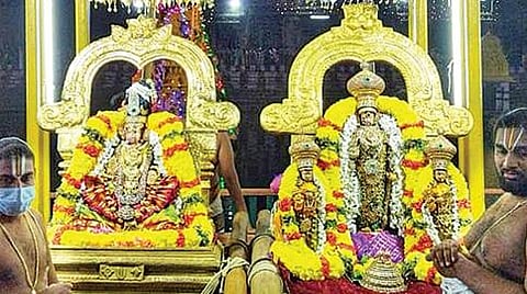 காஞ்சிபுரம் வரதராஜ பெருமாள் கோயிலில் நடைபெற்ற தெப்ப உற்சவத்தில் பெருந்தேவி தாயார், தேவி, பூதேவியுடன் பக்தர்களுக்கு அருள் பாலித்த பெருமாள்.