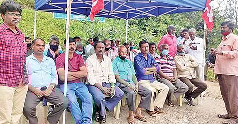 குன்னூர் அரசு பணிமனை முன்பு உண்ணாவிரதப் போராட்டத்தில் ஈடுபட்ட போக்குவரத்து ஊழியர்கள்.