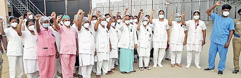 திருப்பூர் அரசு தலைமை மருத்துவக் கல்லூரி மருத்துவமனை முன்பு நேற்று ஆர்ப்பாட்டத்தில் ஈடுபட்ட செவிலியர்கள்.