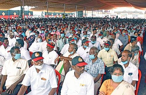 வேலூர் மாவட்டத்தில் திமுக சார்பில் நடைபெற்ற உங்கள் தொகுதியில் ஸ்டாலின் என்ற நிகழ்ச்சியில் கலந்துகொண்டு பொதுமக்களிடம் மனுக்களை பெற்று குறைகளை கேட்ட அக்கட்சியின் தலைவர் மு.க. ஸ்டாலின். (அடுத்த படம்) கூட்டத்தில் கலந்து கொண்ட திமுகவினர் மற்றும் பொதுமக்கள். படங்கள்: வி.எம்.மணிநாதன்