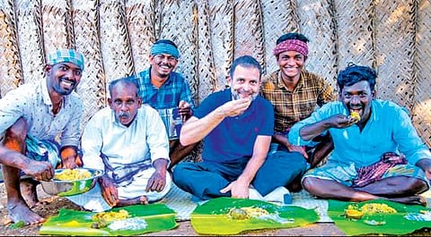 கரூர் மாவட்டம் கொக்காட்டிப்பட்டியில் சமையல் கலைஞர்களுடன் அமர்ந்து காளான் பிரியாணி ருசித்துச் சாப்பிடுகிறார் ராகுல் காந்தி. (அடுத்த படம்) ராகுல்காந்தியுடன் புகைப்படம் எடுத்துக்கொண்ட புதுக்கோட்டை மாவட்டம் சின்ன வீரமங்கலத்தைச் சேர்ந்த சமையல் கலைஞர்கள்.
