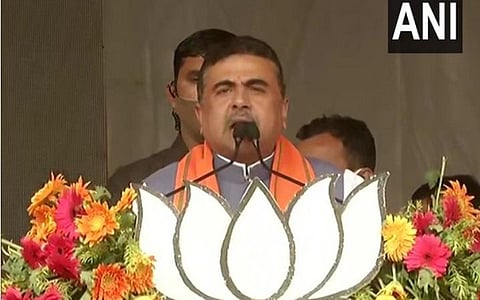 மேற்கு வங்கத்தின் ஹவுரா நகரில் நடந்த பொதுக்கூட்டத்தில் பாஜகவின் மூத்த தலைவர் சுவேந்து அதிகாரி பேசும் காட்சி | படம்: ஏஎன்ஐ.