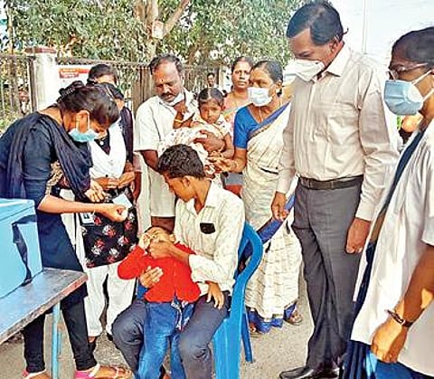 திருப்பத்தூர் மாவட்டம் ஜோலார்பேட்டையில் போலியோ சொட்டு மருந்து வழங்கும் முகாமை அமைச்சர் கே.சி.வீரமணி நேற்று தொடங்கி வைத்தார். அருகில், ஆட்சியர் சிவன் அருள், எஸ்பி.டாக்டர்.விஜயகுமார் உள்ளிட்டோர். அடுத்த படங்கள் : வாணியம்பாடி பேருந்து நிலையம் அருகே போலியோ சொட்டு மருந்து முகாமை அமைச்சர் நிலோபர்கபீல் தொடங்கி வைத்தார். வேலூர் பழைய பேருந்து நிலையத்தில் இந்திய செஞ்சிலுவை சங்கம் சார்பில், போலியோ சொட்டு மருந்து முகாமை தொடங்கி வைத்த மாவட்ட ஆட்சியர் சண்முகசுந்தரம். அருகில், செஞ்சிலுவை சங்க செயலாளர் மாறன், துணைத்தலைவர் வெங்கடசுப்பு உள்ளிட்டோர்.கடைசிப்படம்: ராணிப்பேட்டை மாவட்டத்தில் போலியோ சொட்டு மருந்து முகாமை தொடங்கி வைத்த மாவட்ட ஆட்சியர் கிளாட்ஸ்டன் புஷ்பராஜ்.