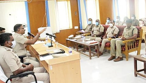 தூத்துக்குடியில் நடைபெற்ற டிஎஸ்பிக்கள், ஆய்வாளர்கள் ஆலோசனைக் கூட்டத்தில் எஸ்பி ஜெயக்குமார் பேசினார்.