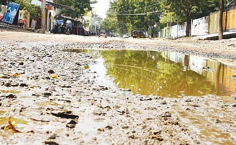 தூத்துக்குடியில் உருக்குலைந்து காணப்படும் பிரையன்ட் நகர் பிரதான சாலை. படம்: என்.ராஜேஷ்