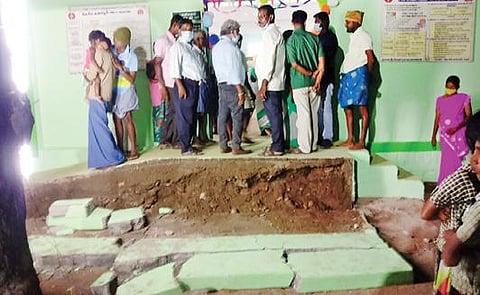 கரூர் மாவட்டம் கொசூரில் நேற்று முன்தினம் இரவு நடைபெற்ற அம்மா மினி கிளினிக் திறப்பு விழாவின்போது இடிந்து விழுந்த சாய்வு தள கைப்பிடிச் சுவர்.