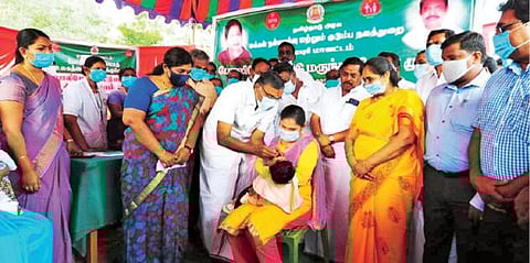 காரிமங்கலத்தில் உயர் கல்வி மற்றும் வேளாண் துறை அமைச்சர் கே.பி.அன்பழகன் குழந்தைக்கு சொட்டு மருந்து வழங்கி போலியோ முகாமை தொடங்கிவைத்தார். உடன், ஆட்சியர் கார்த்திகா உள்ளிட்டோர்.