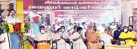 வலையர் வாழ்வுரிமை மாநாட்டில் பேசிய முதல்வர் பழனிசாமி. உடன் அமைச்சர்கள் ஆர்.பி.உதயகுமார், செல்லூர் கே.ராஜூ, விஜயபாஸ்கர், வீரமுத்தரையர் முன்னேற்றச் சங்கத் தலைவர் செல்வக்குமார். படம்:ஆர்.அசோக்