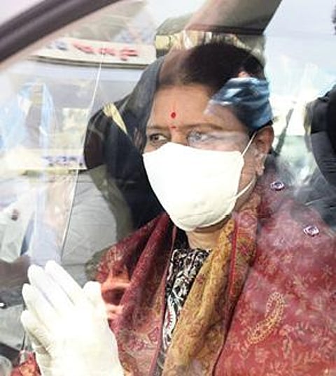 பெங்களூரு அரசு மருத்துவமனையில் இருந்து வெளியே வந்த சசிகலா, அதிமுக கொடி கட்டிய காரில் புறப்பட்டார். அடுத்த படம்: காருக்குள் சசிகலா.