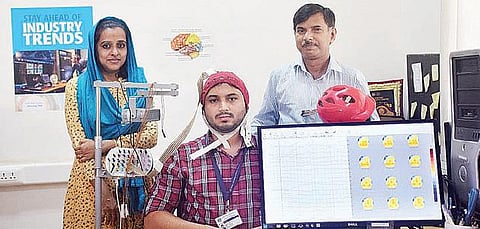 வலிப்பு நோய் முன்னெச்சரிக்கை தலைக்கவசம் குறித்து செயல்முறை விளக்கம் காட்டும் துறைத் தலைவர் ராஜேஷ், பேராசிரியை தஸ்லீம்மா, ஆய்வு மாணவர் பாசில் (நடுவில்) ஆகியோர்.