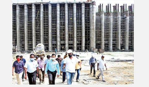 மேட்டூர் அடுத்த திப்பம்பட்டியில் கட்டப்பட்டு வரும் நீரேற்று நிலைய கட்டிடப்பணிகளை ஆட்சியர் ராமன் ஆய்வு செய்தார். உடன் ஊரக வளர்ச்சி முகமை திட்ட இயக்குநர் அருள்ஜோதி அரசன், சரபங்கா வடிநில கோட்ட செயற்பொறியாளர் கவுதமன் உள்ளிட்டோர்.