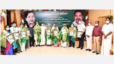 தமிழக அரசின் விருதுகள்: பல்வேறு துறை சார்ந்த 77 பேருக்கு முதல்வர் பழனிசாமி வழங்கினார்