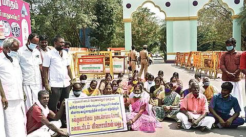 திருவண்ணாமலை ஆட்சியர் அலுவலகம் முன்பு கல்குவாரிக்கு எதிர்ப்பு தெரிவித்து போராட்டத்தில் ஈடுபட்ட கிராம மக்கள்.