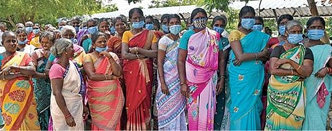 அரசு நிலங்களை ஆக்கிரமிப்பாளர்களிடம் இருந்து மீட்கக் கோரி ஆட்சியரிடம் மனு அளிக்க வந்த கலப்பைபட்டி கிராம மக்கள். படம்: என்.ராஜேஷ்