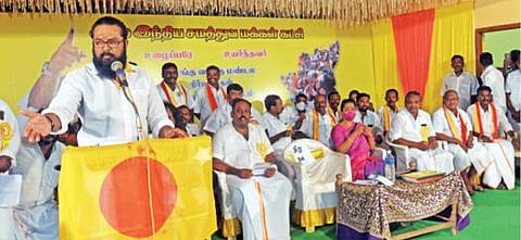 ஈரோடு மாவட்டம் அந்தியூரில் நடந்த சமத்துவ மக்கள் கட்சி ஆலோசனைக் கூட்டத்தில், கட்சித்தலைவர் சரத்குமார் பேசினார்.