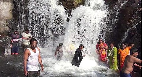 11 மாதங்களுக்குப் பிறகு கும்பக்கரை அருவியில் குதூகலமாக குளித்து மகிழும் சுற்றுலாப் பயணிகள்.