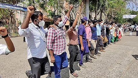 சிதம்பரம் ராஜா முத்தையா மருத்துவக்கல்லூரி மாணவர்கள் ஒற்றைக்காலில் நின்று நூதன போராட்டத்தில் ஈடுபட்டனர்.