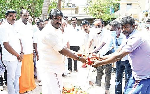 காட்டுமன்னார்கோவில் அருகே ஆயங்குடி ஊராட்சியில் நிழற்குடைக்கு எம்எல்ஏ முருகுமாறன் அடிக்கல் நாட்டினார்.