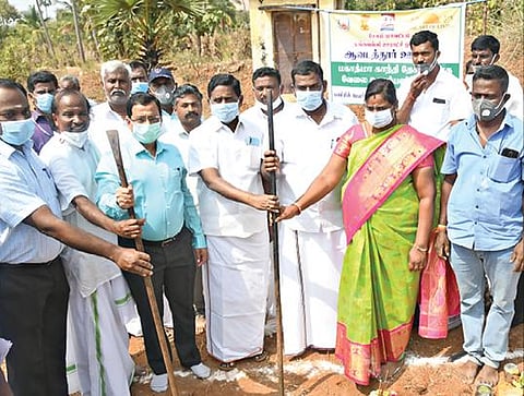 நங்கவள்ளி ஊராட்சி ஒன்றியம், ஆவடத்தூர் ஊராட்சியில் மகாத்மா காந்தி தேசிய ஊரக வேலை உறுதித் திட்டத்தின் கீழ் கச்சிப்பள்ளி முனியப்பன் கோயில் ஓடையின் அருகே நீர் செறிவூட்டும் கிணற்றுக்கு ஆட்சியர் ராமன் பூமி பூஜை செய்து பணிகளை தொடங்கிவைத்தார். உடன் ஊராட்சி ஒன்றியக் குழு தலைவர் பானுமதி பாலசுப்பிரமணியம், ஆவடத்தூர் ஊராட்சித் தலைவர் சத்யா செல்வம் உள்ளிட்டோர்.