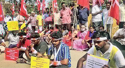 திருப்பூர் குமரன் சாலையிலுள்ள நெடுஞ்சாலைத் துறை உதவிக் கோட்டப் பொறியாளர் அலுவலகம் முன் நேற்று காத்திருப்பு போராட்டத்தில் ஈடுபட்ட மார்க்சிஸ்ட் கம்யூனிஸ்ட் கட்சியினர்.